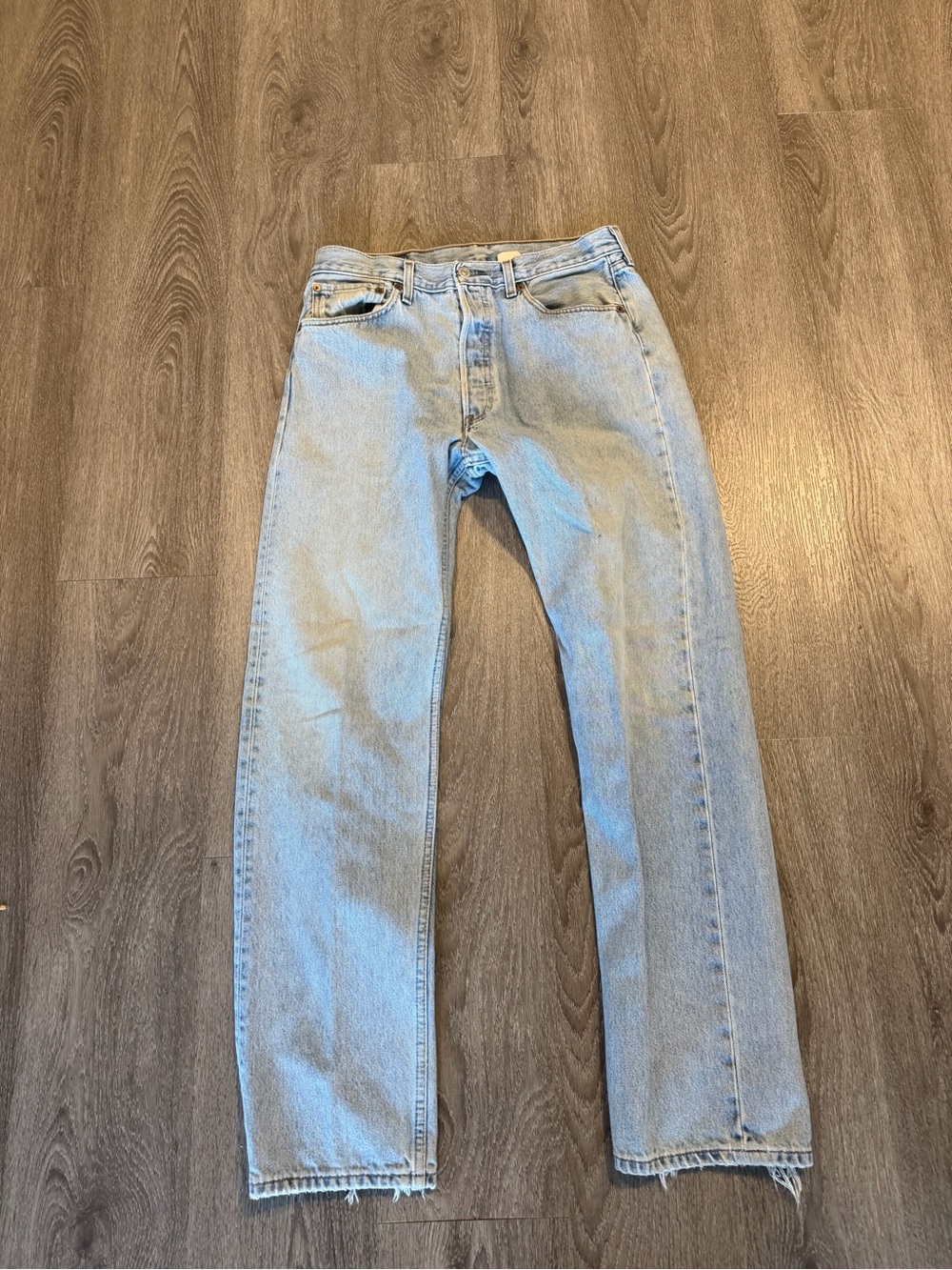 Vintage Levi's 501 Blue Light Wash Denim Straight Jeans Button Fly 33x32 Y2K USA
